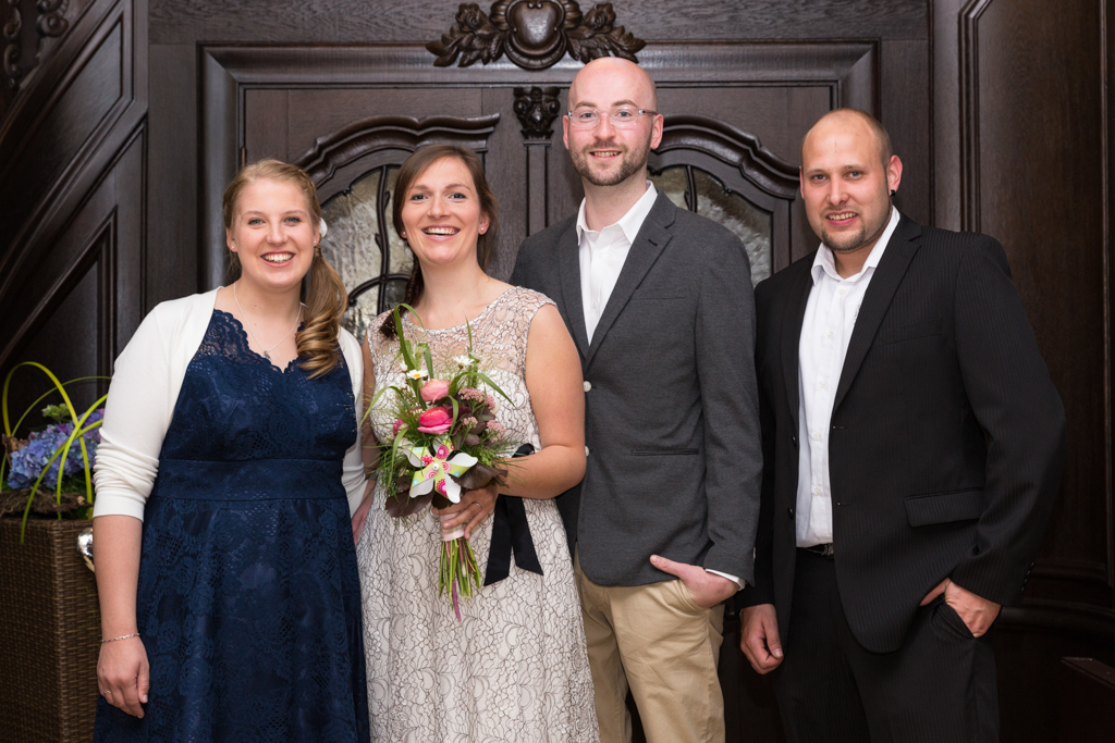 Gruppenbild - Gütersloh Hochzeitspaar Brautpaar Fotograf Hochzeit Kreis Gütersloh Trauzeugen Hochzeitsfotograf Kreis Paderborn - Diana Jill Fotografie
