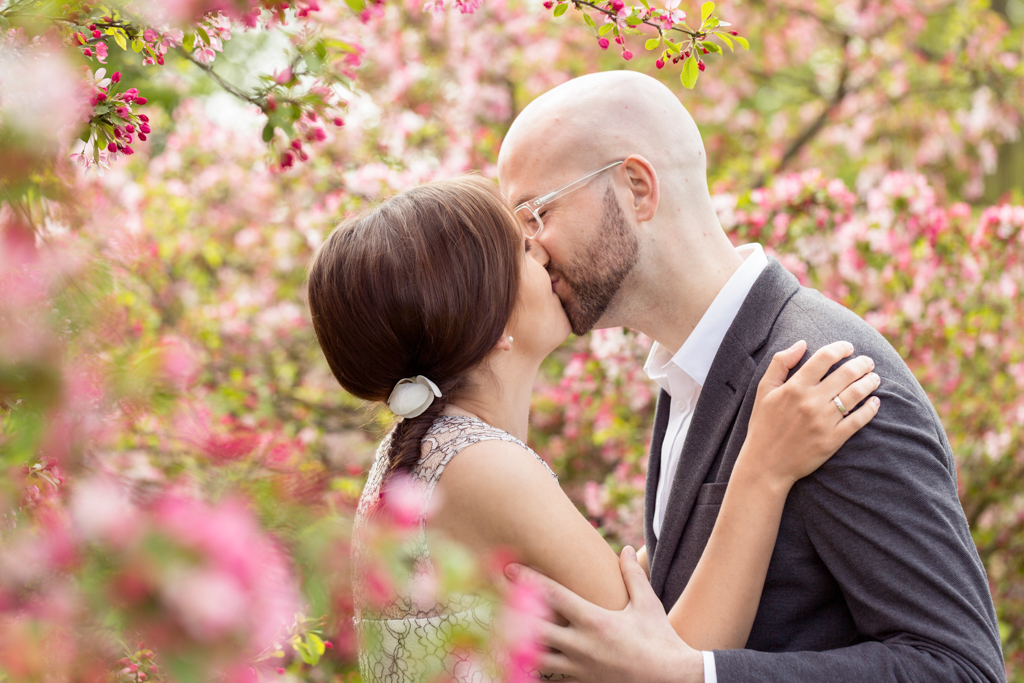 Hochzeitsshooting - Stadtpark und Botanischer Garten Gütersloh Kuss Paar Hochzeitsshooting Hochzeitsfotograf Fotograf Gütersloh Paderborn Rheda Wiedenbrück - Diana Jill Fotografie