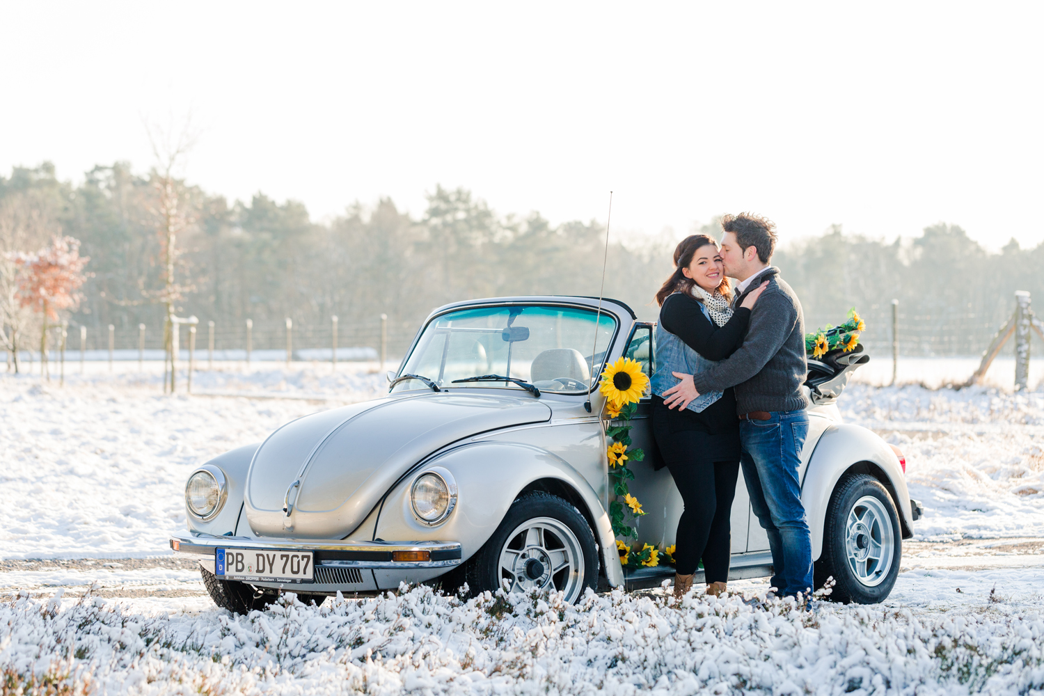 Verlobungsshooting Schneeshooting VW Käfer Paarshooting Paar Shooting Fotograf Hochzeitsfotograf Kreis Paderborn Hövelhof